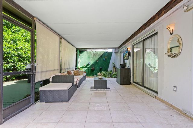 18805 W Lake Dr, Hialeah, FL 33015