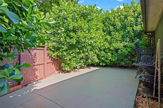 18805 W Lake Dr, Hialeah, FL 33015