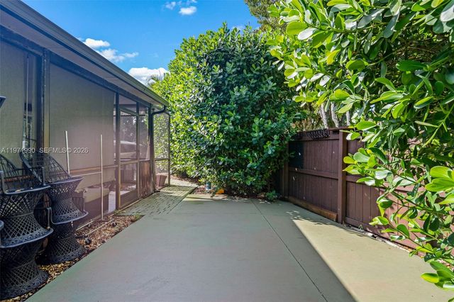 18805 W Lake Dr, Hialeah, FL 33015