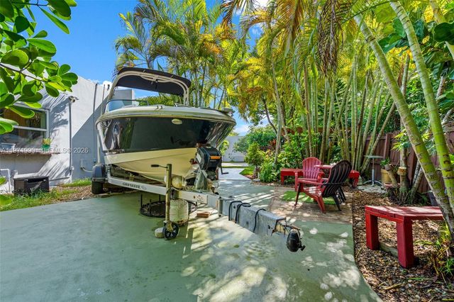 18805 W Lake Dr, Hialeah, FL 33015