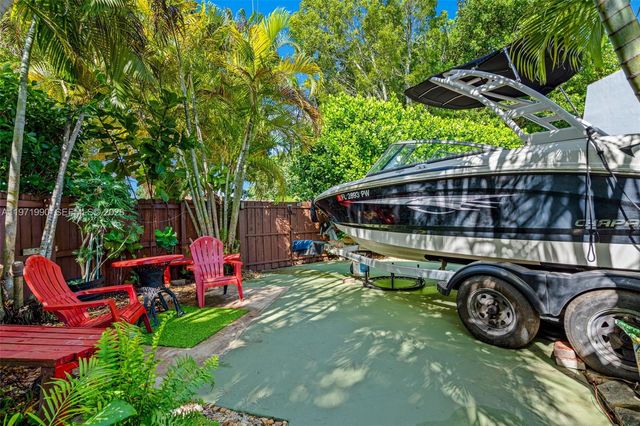 18805 W Lake Dr, Hialeah, FL 33015