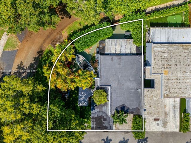 18805 W Lake Dr, Hialeah, FL 33015