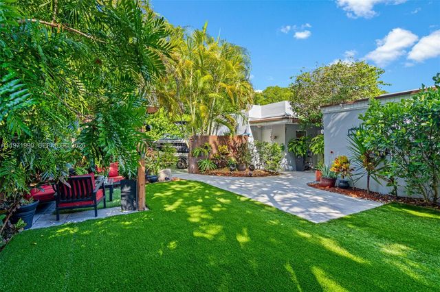 18805 W Lake Dr, Hialeah, FL 33015