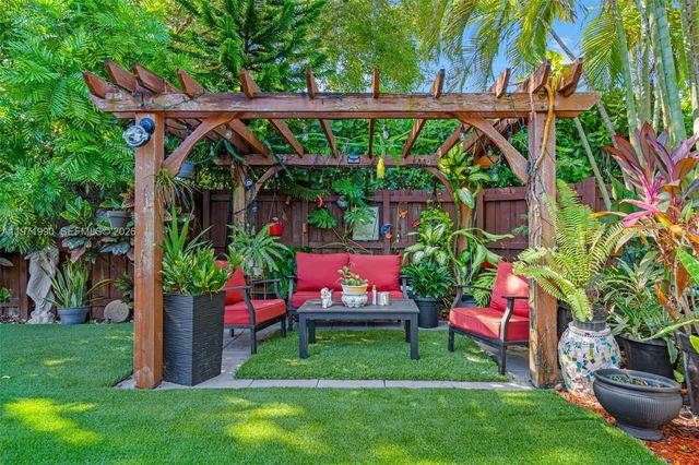 18805 W Lake Dr, Hialeah, FL 33015