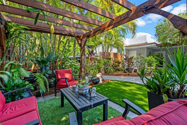 18805 W Lake Dr, Hialeah, FL 33015