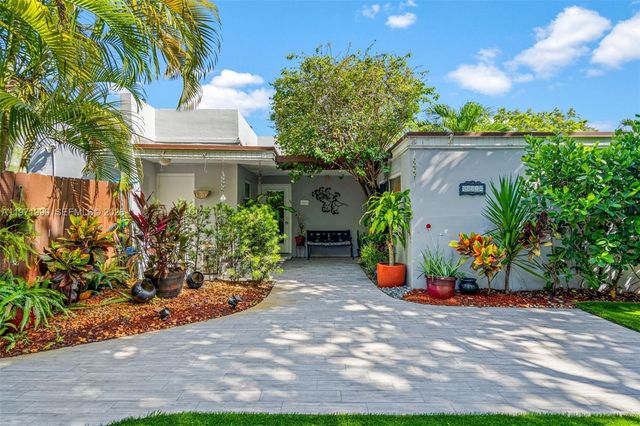 18805 W Lake Dr, Hialeah, FL 33015