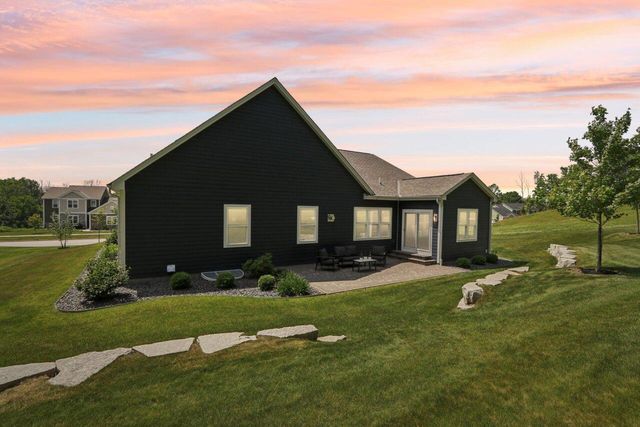 W225N7642 Woodland Creek DRIVE, Sussex, WI 53089