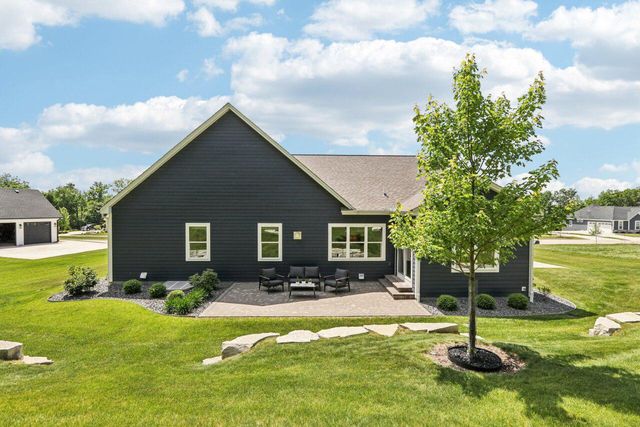 W225N7642 Woodland Creek DRIVE, Sussex, WI 53089