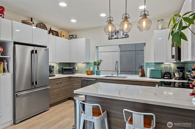 6500 34th Avenue SW, Seattle, WA 98126