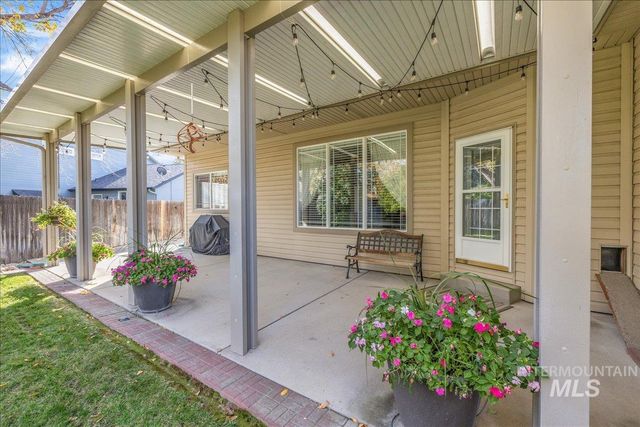 2186 Santa Clara Dr, Meridian, ID 83642