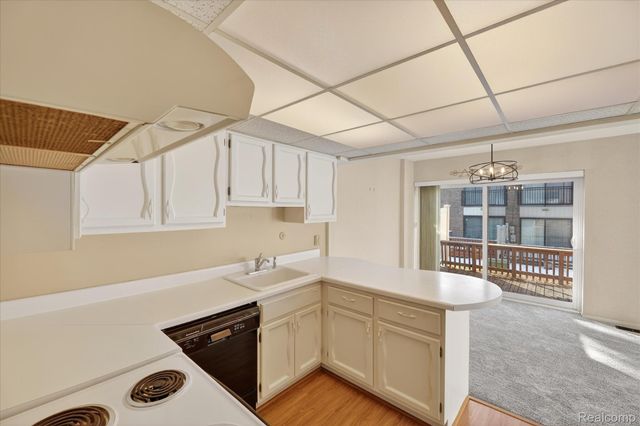 18268 University Park Drive, Livonia, MI 48152