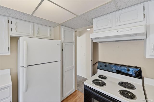 18268 University Park Drive, Livonia, MI 48152