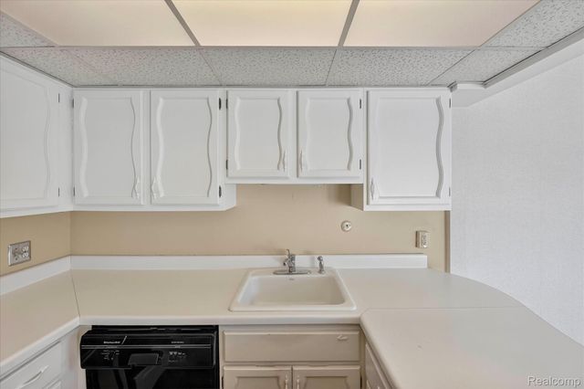 18268 University Park Drive, Livonia, MI 48152