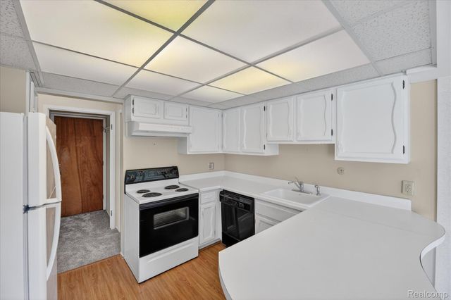 18268 University Park Drive, Livonia, MI 48152