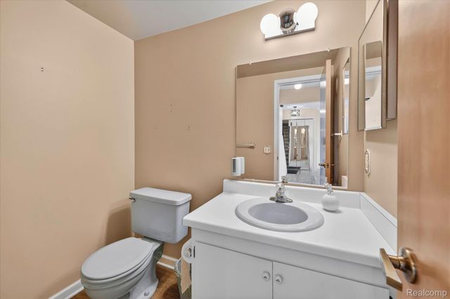 18268 University Park Drive, Livonia, MI 48152