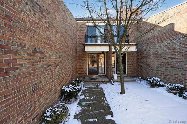 18268 University Park Drive, Livonia, MI 48152