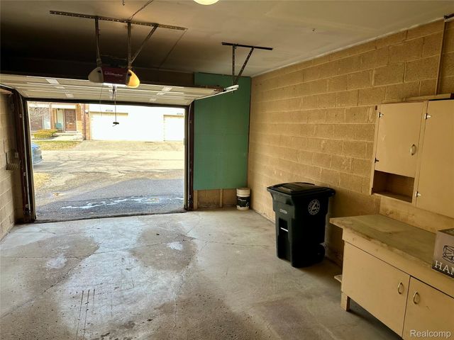 18268 University Park Drive, Livonia, MI 48152