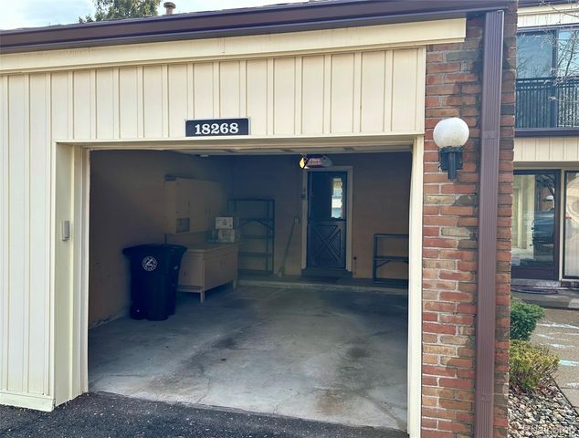 18268 University Park Drive, Livonia, MI 48152