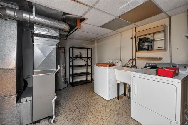 18268 University Park Drive, Livonia, MI 48152