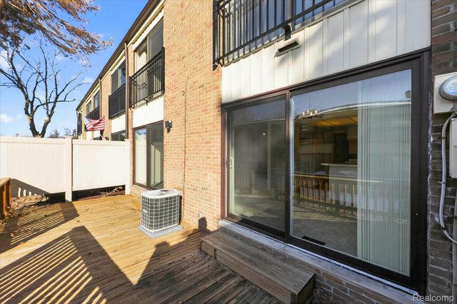 18268 University Park Drive, Livonia, MI 48152