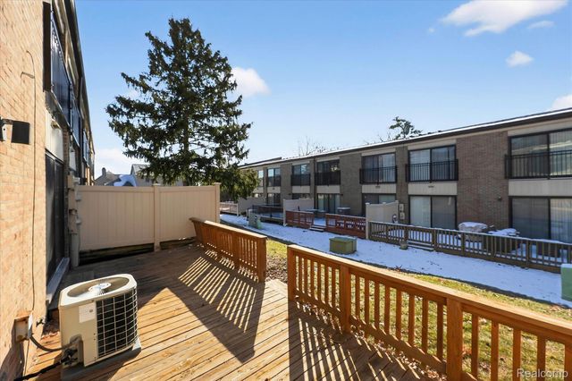 18268 University Park Drive, Livonia, MI 48152