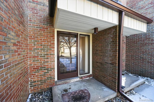 18268 University Park Drive, Livonia, MI 48152