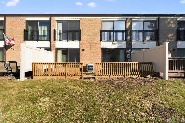 18268 University Park Drive, Livonia, MI 48152