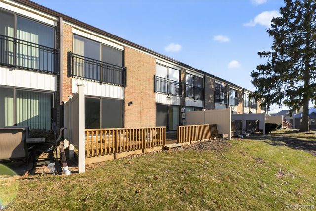 18268 University Park Drive, Livonia, MI 48152