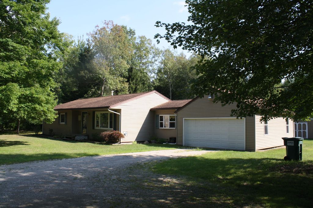 1807 W River Road, Laketon Twp, MI 49445