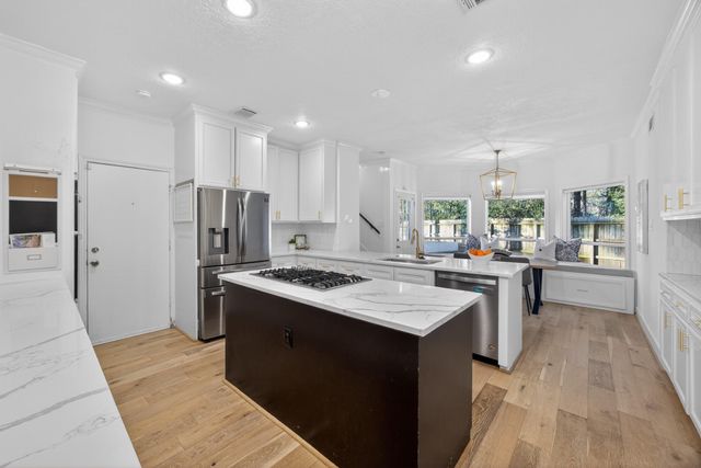 32 Mellow Leaf Court, The Woodlands, TX 77381