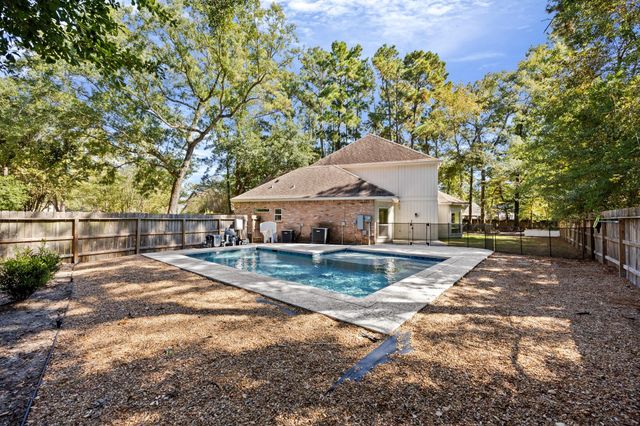 32 Mellow Leaf Court, The Woodlands, TX 77381