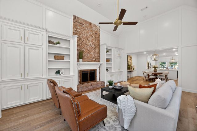 32 Mellow Leaf Court, The Woodlands, TX 77381