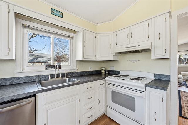 16 Manor Ave, Burlington, MA 01803