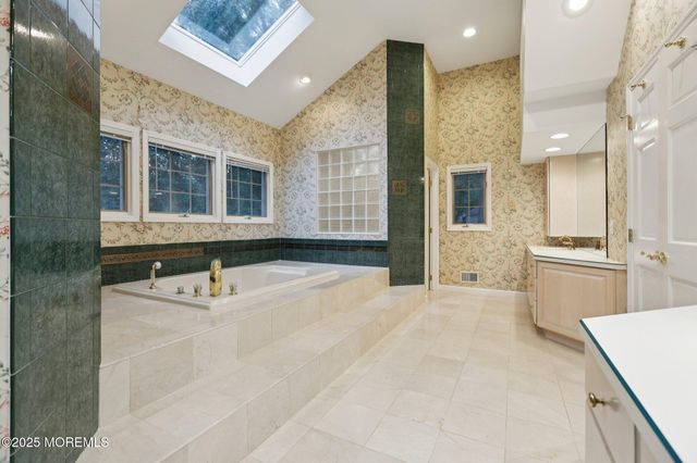 8 Aspen Court, Holmdel, NJ 07733