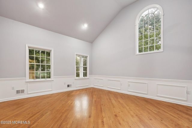 8 Aspen Court, Holmdel, NJ 07733