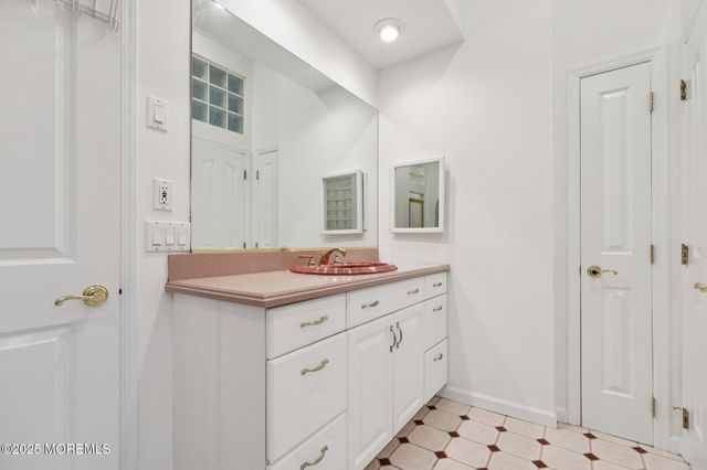 8 Aspen Court, Holmdel, NJ 07733