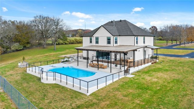 694 E Bowen Boulevard, Fayetteville, AR 72703