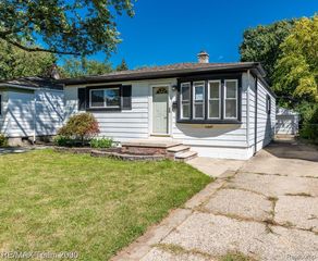 4647 Edgewood Street, Dearborn Heights, MI 48125