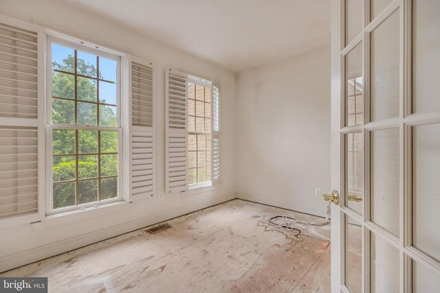 12111 WALNUT BRANCH RD, Reston, VA 20194