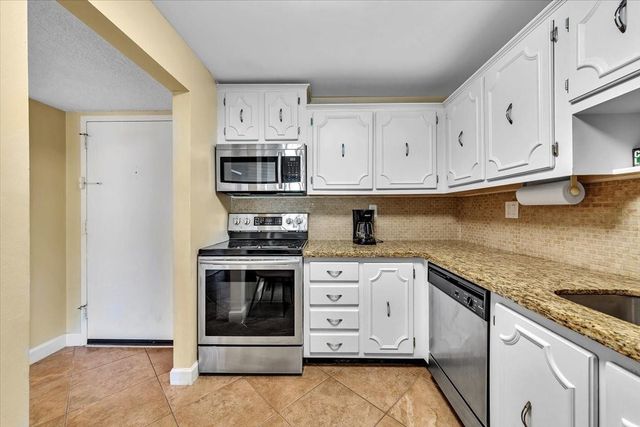 140 Lakeview Drive 105, Weston, FL 33326