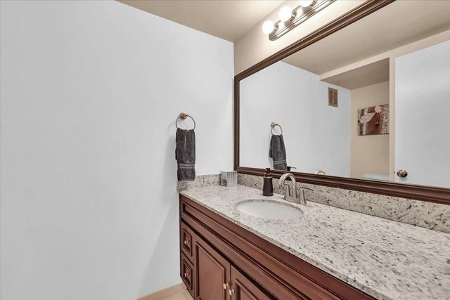 140 Lakeview Drive 105, Weston, FL 33326