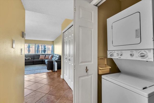 140 Lakeview Drive 105, Weston, FL 33326