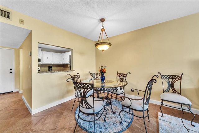 140 Lakeview Drive 105, Weston, FL 33326