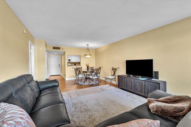 140 Lakeview Drive 105, Weston, FL 33326