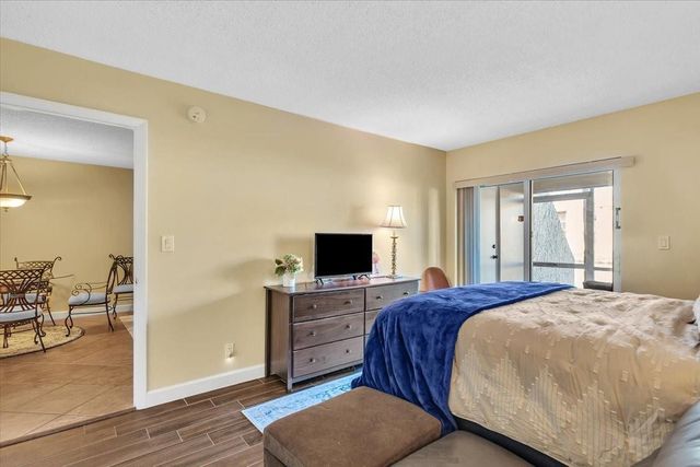 140 Lakeview Drive 105, Weston, FL 33326