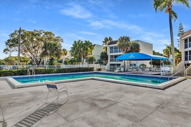 140 Lakeview Drive 105, Weston, FL 33326