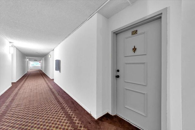 140 Lakeview Drive 105, Weston, FL 33326