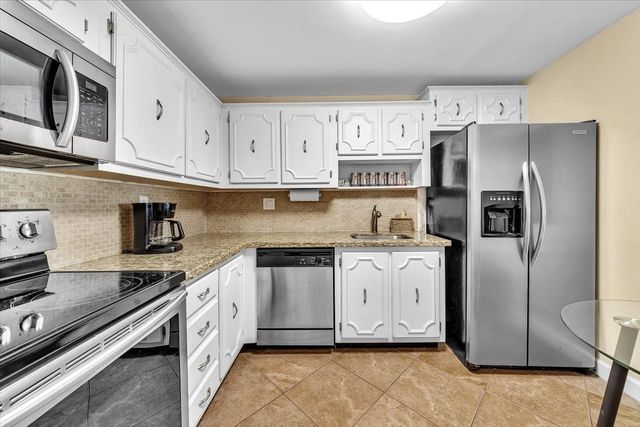 140 Lakeview Drive 105, Weston, FL 33326