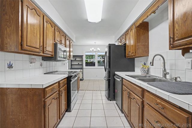 3637 E 143rd Street S, Bixby, OK 74008