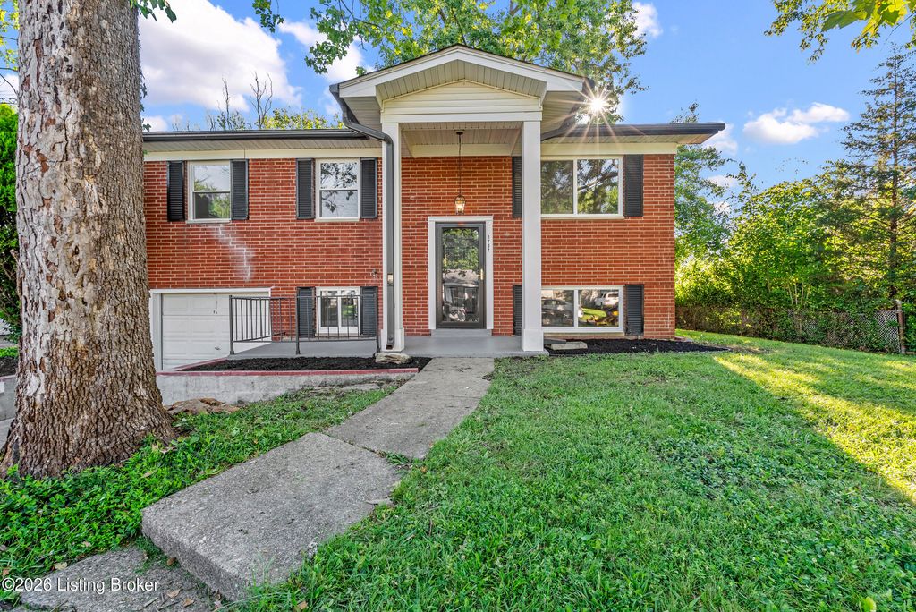 1702 Beaumont Dr, Clarksville, IN 47129
